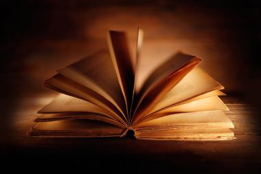 eski kitap açık sayfaları ile