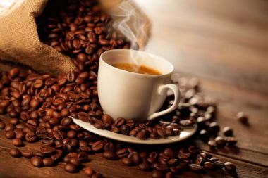 Jüt çanta ve kahve çekirdekleri ile espresso fincan