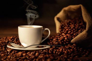 Jüt çanta ve kahve çekirdekleri ile espresso fincan