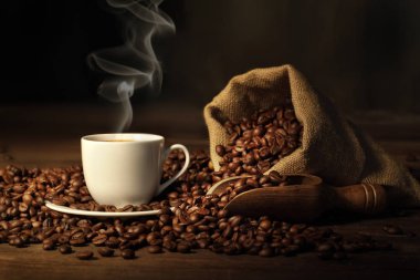 Jüt çanta ve kahve çekirdekleri ile espresso fincan