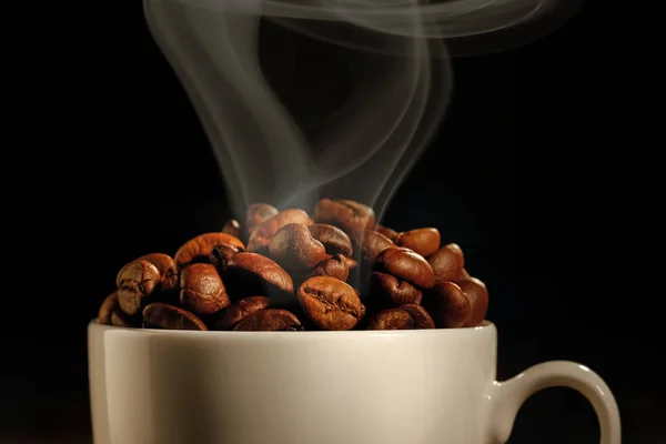 Tasse Gefüllt Mit Kaffeebohnen — Stockfoto