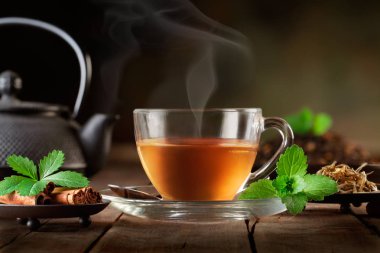 fincan çay çaydanlık, baharat ve nane yaprakları ile