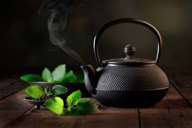 çaydanlık baharat ve nane yaprakları ile