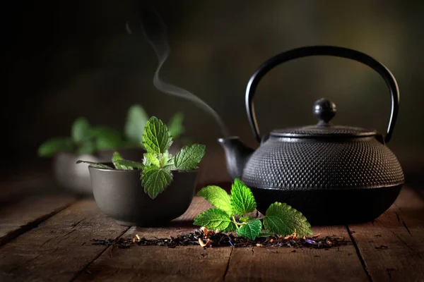 Teekanne Mit Minzblättern Auf Holztisch — Stockfoto