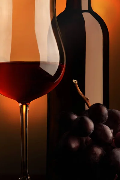 Copa Vino Tinto Con Botella Racimo Uvas — Foto de Stock