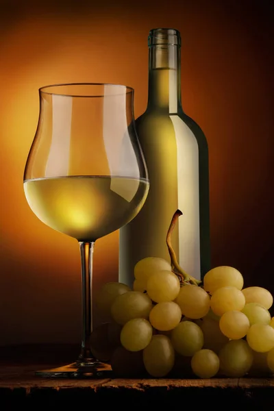 Copa Vino Blanco Con Botella Racimo Uvas — Foto de Stock