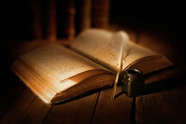 Стара Відкрита Книга Ручкою Капелюхом — стокове фото