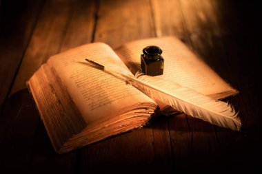 kalem ve InkWell ile eski açık kitap