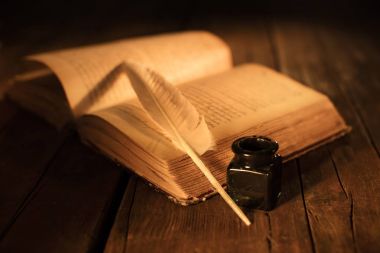kalem ve InkWell ile eski açık kitap