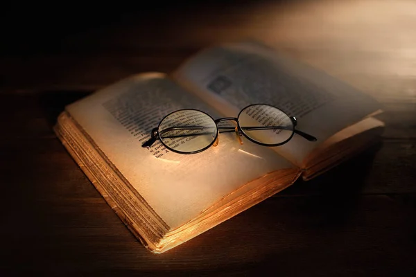 Vieux Livre Ouvert Avec Des Lunettes Antiques — Photo