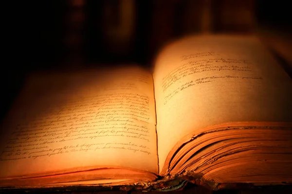 Стара Книга Відкритими Сторінками — стокове фото