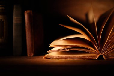 eski kitap açık sayfaları ile