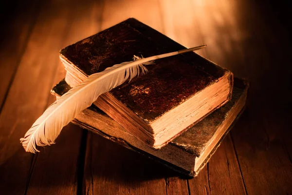 Oude Boeken Met Ganzenveer Houten Tafel — Stockfoto