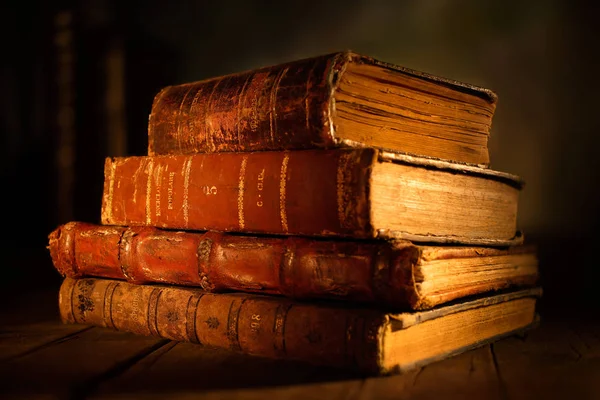 Staré Knihy Dřevěném Stole — Stock fotografie