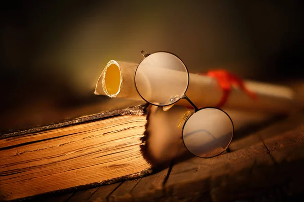 Régi Könyv Szemüveg Pergamen Fából Készült Asztal — Stock Fotó