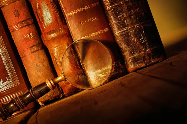 Antika Büyüteç Ile Eski Kitaplar — Stok fotoğraf