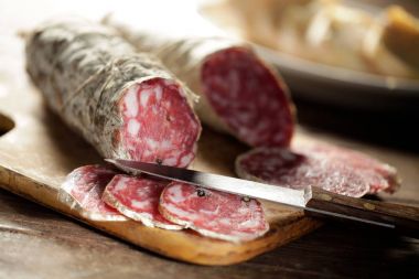 dilimlenmiş domuz salam ile Ahşap doğrama tahtası