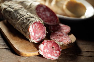 dilimlenmiş domuz salam ile Ahşap doğrama tahtası