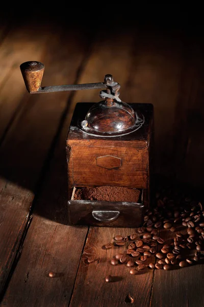 Alte Kaffeemühle Mit Gerösteten Kaffeebohnen — Stockfoto