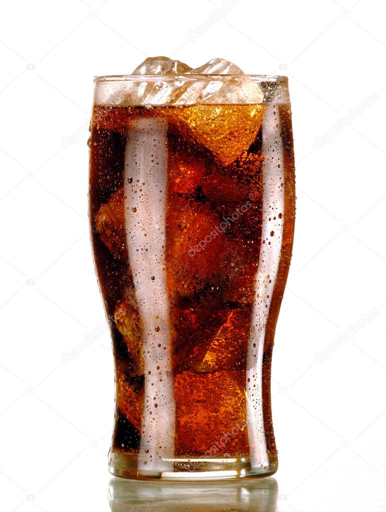 glass of coca with ice