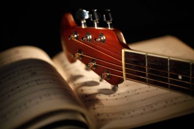 müzikal puanı ile akustik gitar