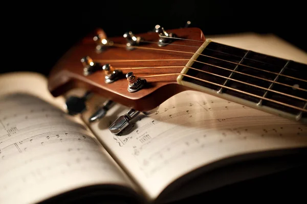 Guitarra Acústica Con Partitura Musical — Foto de Stock