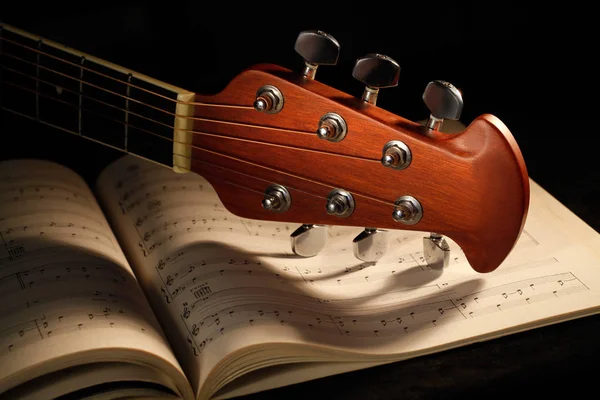 Акустична Гітара Музичною Партитурою — стокове фото