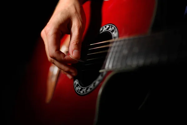 Kırmızı Akustik Gitar Çalmak — Stok fotoğraf