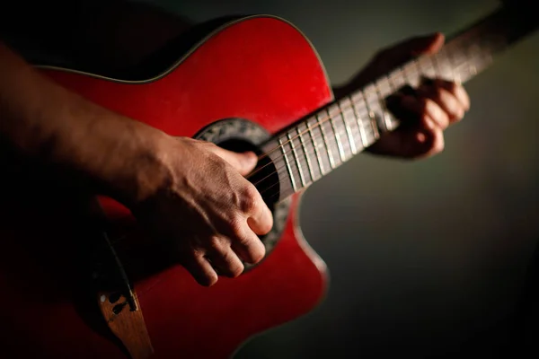 Tocando Guitarra Acústica Vermelha — Fotografia de Stock