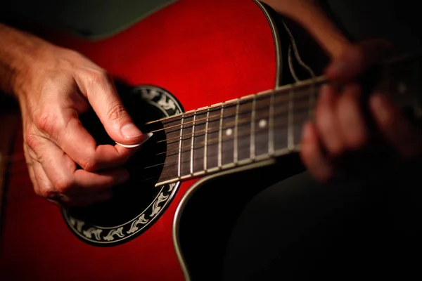 Tocando Guitarra Acústica Roja — Foto de Stock