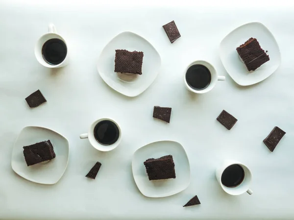 Choklad brownies på vit platta och koppar kaffe — Stockfoto