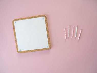 boş Not Defteri sayfası üstten görünüm pembe bir arka plan üzerinde