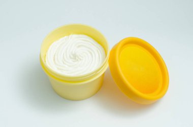  Sarı krem kavanoz izole üzerinde beyaz arka plan. Cilt bakım ürün paketi. Opak güzellik kremi kapsayıcı. Günlük için bir yer