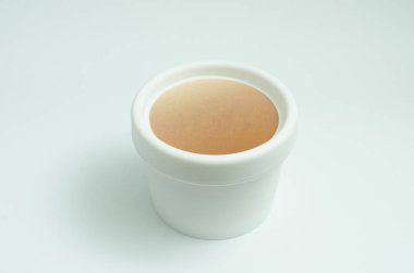 Beyaz arka plan üzerinde izole beyaz krem kavanoz. Cilt bakım ürün paketi. Opak Güzellik yüz kremi kapsayıcı. Logo için yer. Kozmetik, losyon