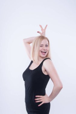 Güzel kadın gülümseyerek ve ışık saçan. Etkileyici yüz ifadesi ve duygu. Güzel sarışın kız kafasını el ile gülümseyen beyaz arka plan üzerinde izole dokunmadan portresi