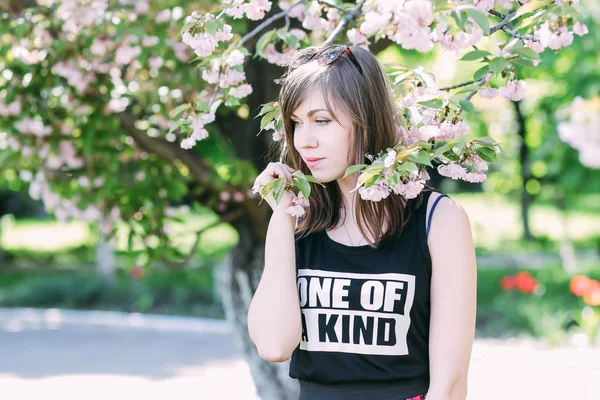 Joven Mujer Hermosa Cerca Sakura Árbol Floreciente Flores Rosas Concepto — Foto de Stock