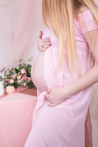 Närbild Gravid Kvinna Röra Hennes Mage Och Tittar Den Kvinna — Stockfoto