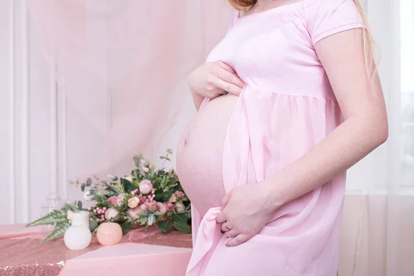 Närbild Gravid Kvinna Röra Hennes Mage Kvinna Kropp Graviditeten Rosa — Stockfoto