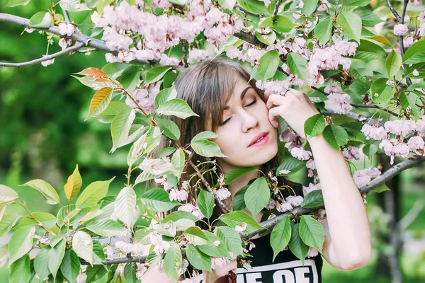 Primer Plano Joven Hermosa Cara Mujer Cerca Árbol Floreciente Sakura — Foto de Stock