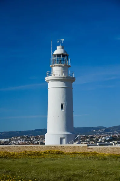 Faro Faro Blanco Sobre Fondo Azul Cielo Montaña Ciudad Concepto — Foto de Stock