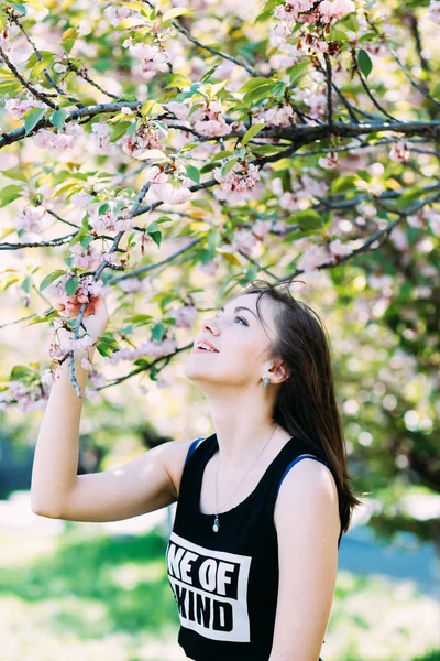 Mujer Tocando Rama Cerezo Floreciente Concepto Primavera Mujer Cerca Sakura — Foto de Stock