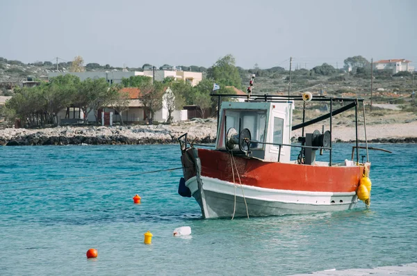 Liten fiskebåt i havet bunden med rep i hamnen. Pulserande — Stockfoto