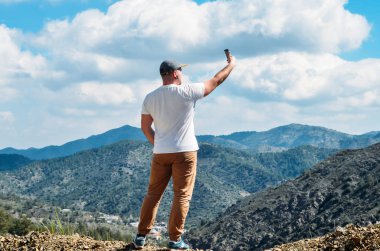 Adam cep telefonu kamerası ile selfie fotoğraf yapma hiking. Youn