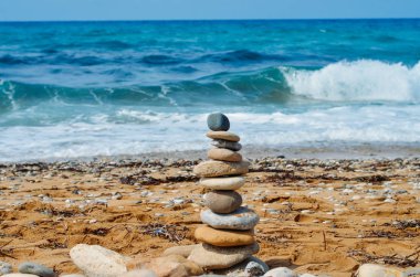 Plaj kum ve çakıl mavi deniz kenarında. Çakıl st piramit
