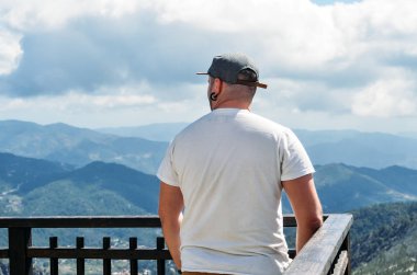 Dağlar görünümden bakan adam n yaz açık, r üzerine gelin.