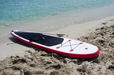 Kum deniz arka plan ile gemide sup