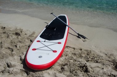 Raket Pano kum deniz kenarında üzerinde ayağa
