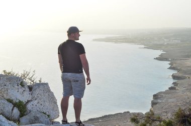 Sırt çantası dağlardaki w açık rahatlatıcı ile genç adam Traveler