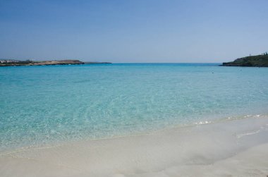 Güzel bir plaj ve tropikal deniz. Beyaz kumlu plaj ve mavi wat