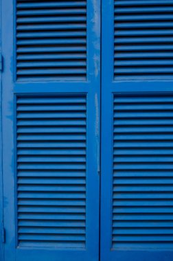 Mavi pencere kepenkleri. Mavi ahşap kapalı Akdeniz penceresi
